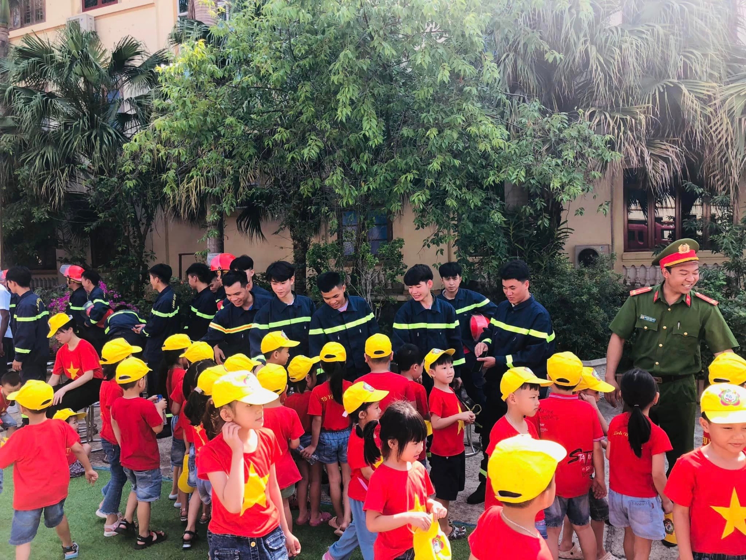 Các chú PCCC - CNCH rất vui vẻ cởi mở chào đón các bạn nhỏ
