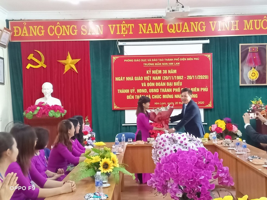 CÔ TRÒ TRƯỜNG MẦM NON HIM LAM VINH DỰ ĐÓN TIẾP ĐOÀN ĐẠI BIỂU ĐẾN THĂM NHÀ TRƯỜNG NHÂN DỊP KỶ NIỆM 38 NĂM NGÀY NHÀ GIÁO VIỆT NAM