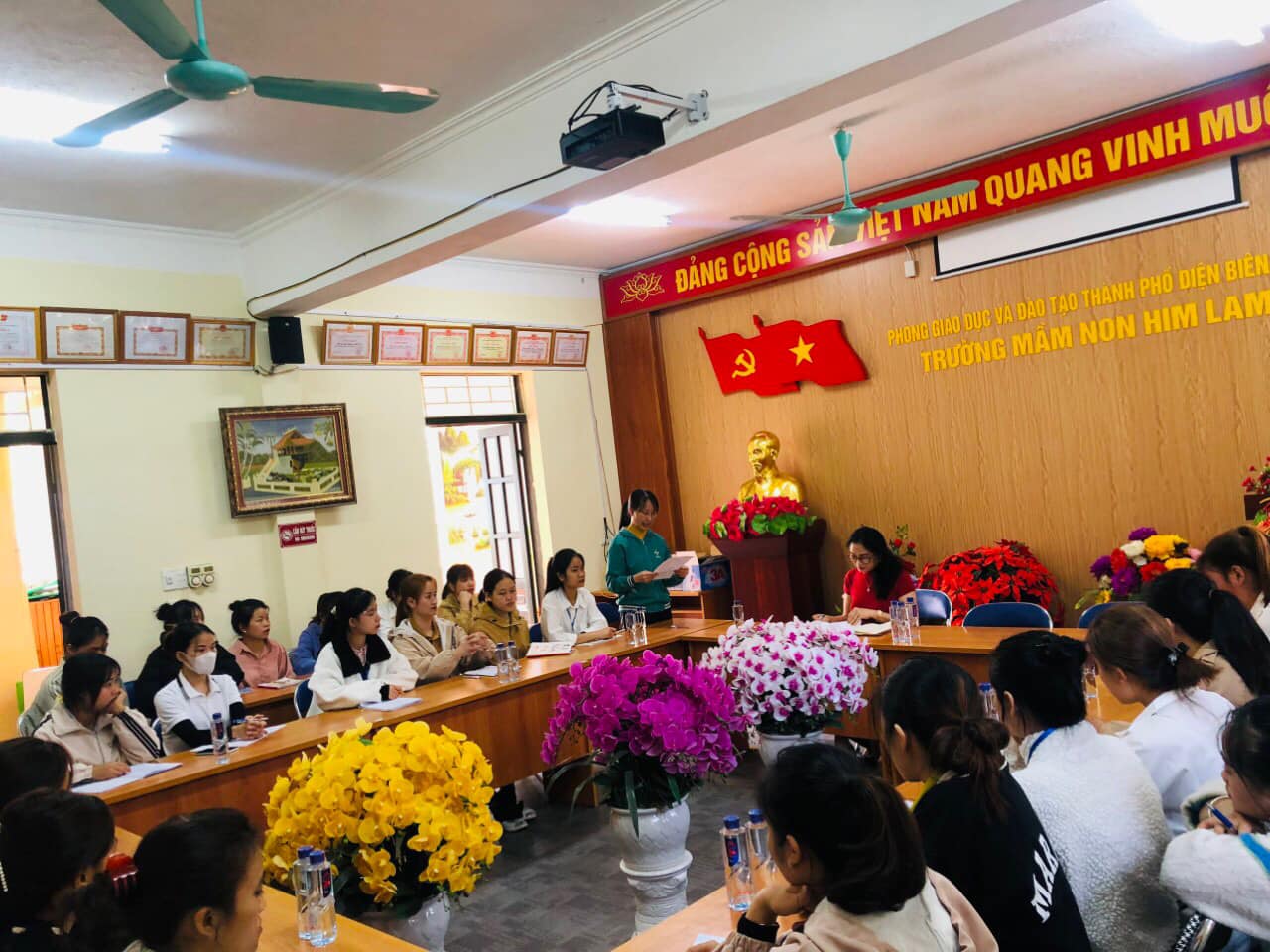 CÔ TRÒ TRƯỜNG MẦM NON HIM LAM VUI MỪNG CHÀO ĐÓN CÁC EM GIAO SINH VỀ THỰC TẬP TẠI TRƯỜNG