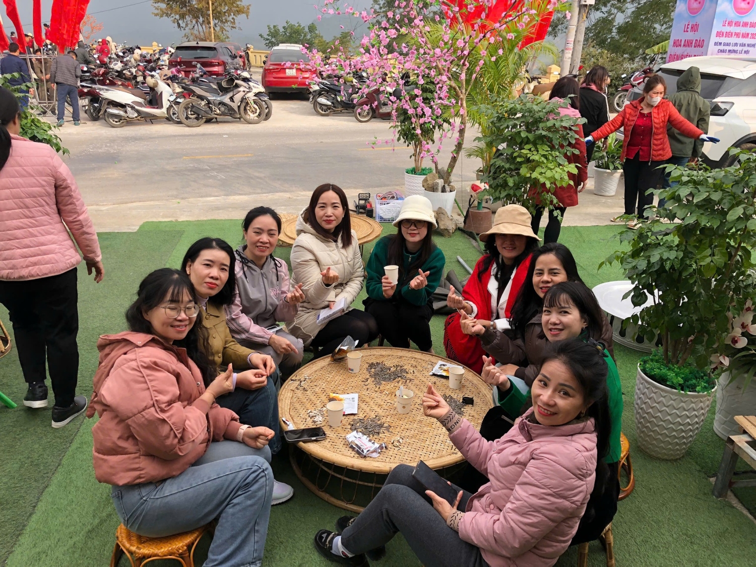 Công tác chuẩn bị gian hàng cho Lễ Hội Hoa Anh Đào năm 2025  của cô trò trường mầm non Him Lam