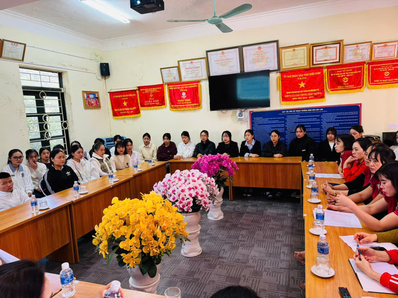 Cô trò Trường mầm non Him Lam vui mừng chào đón các em giáo sinh K25MN – Trường Cao đẳng sư phạm Điện Biên về thực tập tại nhà trường