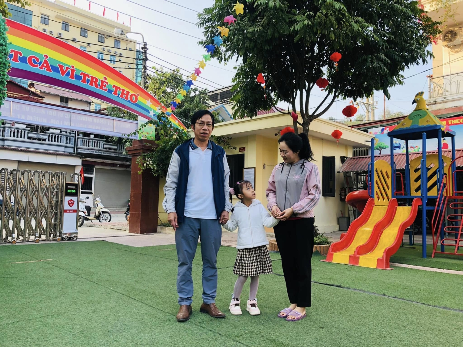 Không khí ngày đầu trẻ đến trường sau thời gian nghỉ Tết Nguyên đán Ất Tỵ 2025