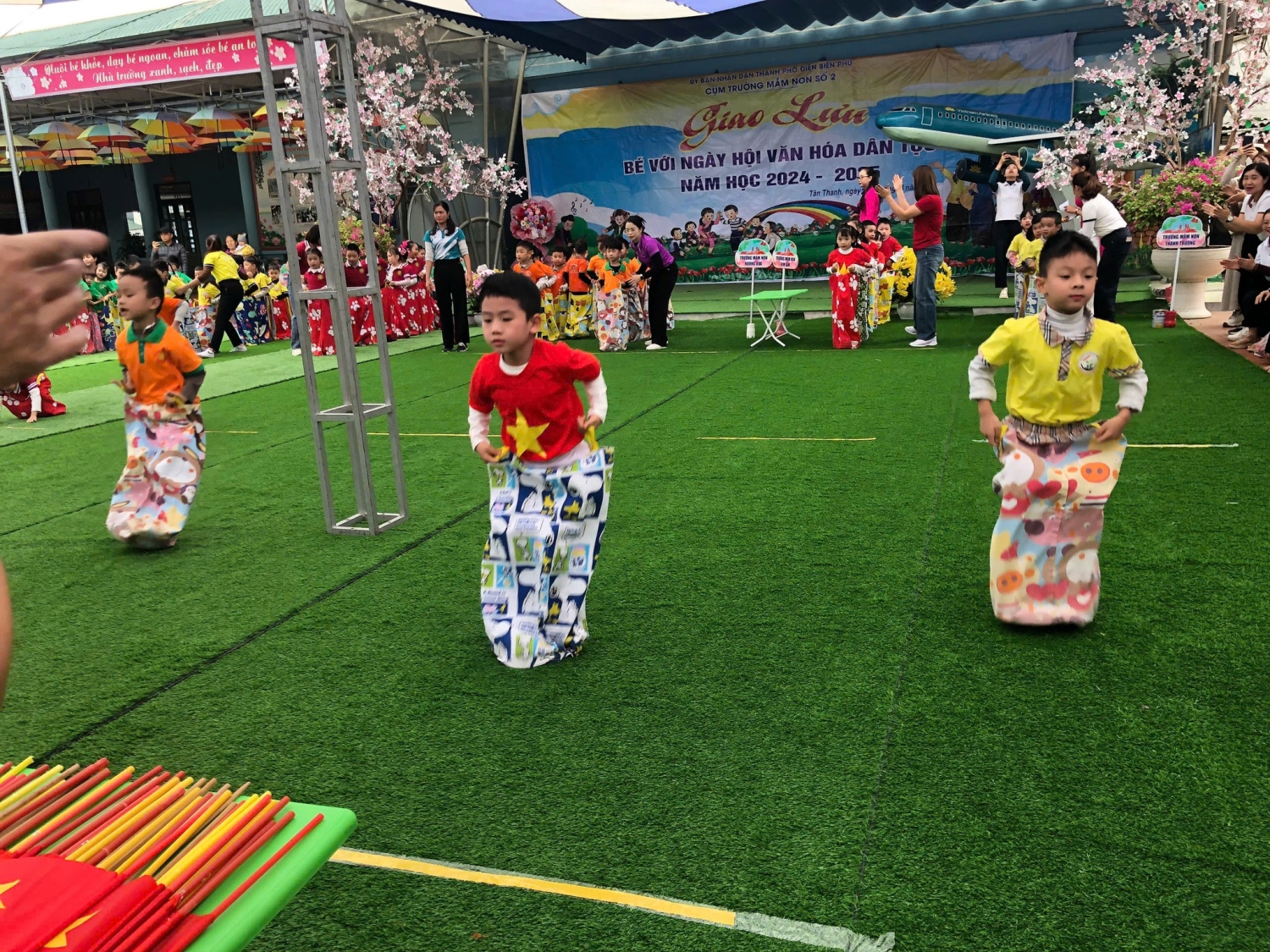 CÔ TRÒ TRƯỜNG MẦM NON HIM LAM HÀO HỨNG THAM GIA GIAO LƯU “BÉ VỚI NGÀY HỘI VĂN HÓA DÂN TỘC ” CỤM TRƯỜNG MẦM NON SỐ 2 NĂM HỌC 2024- 2025