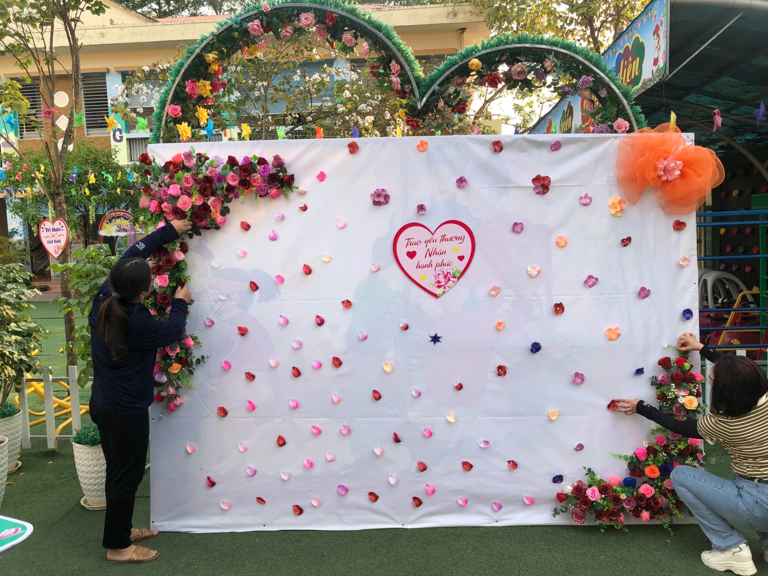 Công tác chuẩn bị gian hàng trưng bày tại đường 7/5 cho Lễ Hội Hoa Ban năm 2025 của trường mầm non Him Lam