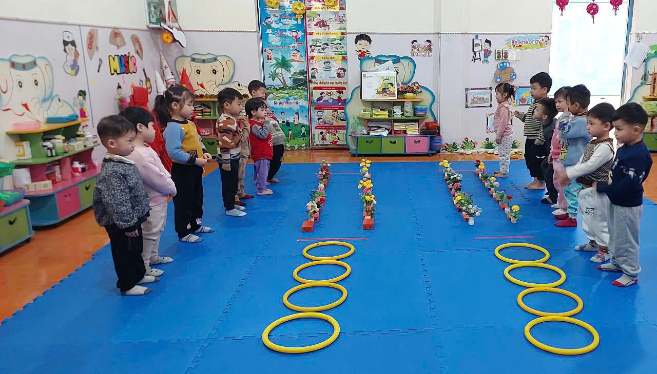 Các con Lớp mẫu giáo bé 2 trong giờ hoạt động thể chất của Trường mầm non Him lam