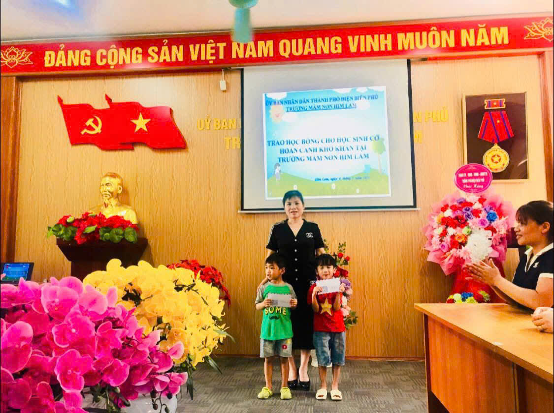 TRAO HỌC BỔNG CHO HỌC SINH CÓ HOÀN CẢNH KHÓ KHĂN TẠI TRƯỜNG MẦM NON HIM LAM